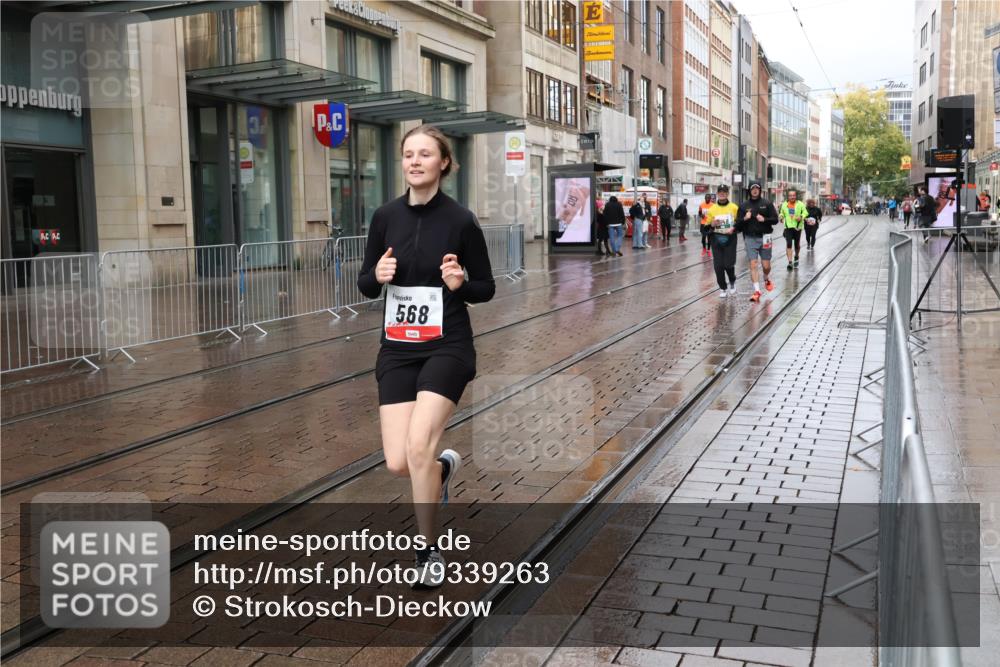 05.10.2025 - 20. swb-Marathon Bremen Strokosch-Dieckow http://msf.ph/oto/9339263 05.10.2025 15:09:52 Ziel 430, 568, 878, 6761 meine-sportfotos.de