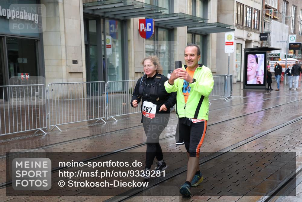 05.10.2025 - 20. swb-Marathon Bremen Strokosch-Dieckow http://msf.ph/oto/9339281 05.10.2025 15:10:05 Ziel 42, 430, 568, 878 meine-sportfotos.de