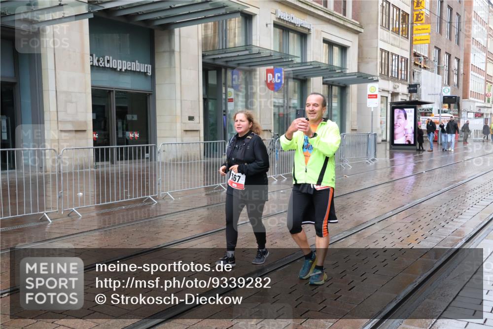 05.10.2025 - 20. swb-Marathon Bremen Strokosch-Dieckow http://msf.ph/oto/9339282 05.10.2025 15:10:06 Ziel 42, 367, 430, 568, 878 meine-sportfotos.de