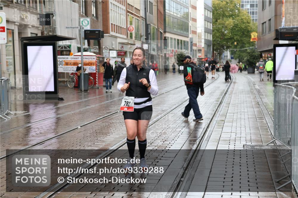 05.10.2025 - 20. swb-Marathon Bremen Strokosch-Dieckow http://msf.ph/oto/9339288 05.10.2025 15:11:56 Ziel 782 meine-sportfotos.de