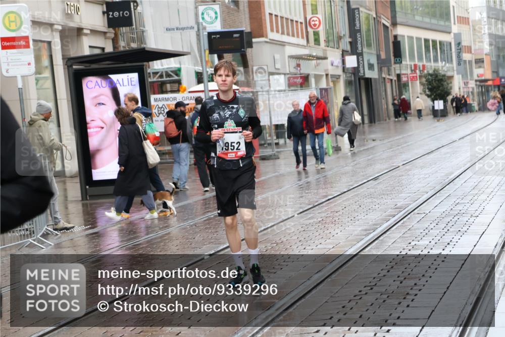 05.10.2025 - 20. swb-Marathon Bremen Strokosch-Dieckow http://msf.ph/oto/9339296 05.10.2025 15:12:36 Ziel  meine-sportfotos.de