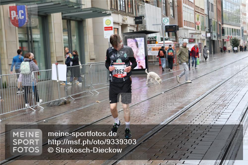 05.10.2025 - 20. swb-Marathon Bremen Strokosch-Dieckow http://msf.ph/oto/9339303 05.10.2025 15:12:39 Ziel  meine-sportfotos.de