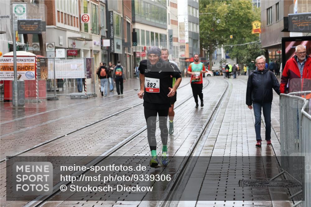 05.10.2025 - 20. swb-Marathon Bremen Strokosch-Dieckow http://msf.ph/oto/9339306 05.10.2025 15:12:57 Ziel 1952 meine-sportfotos.de