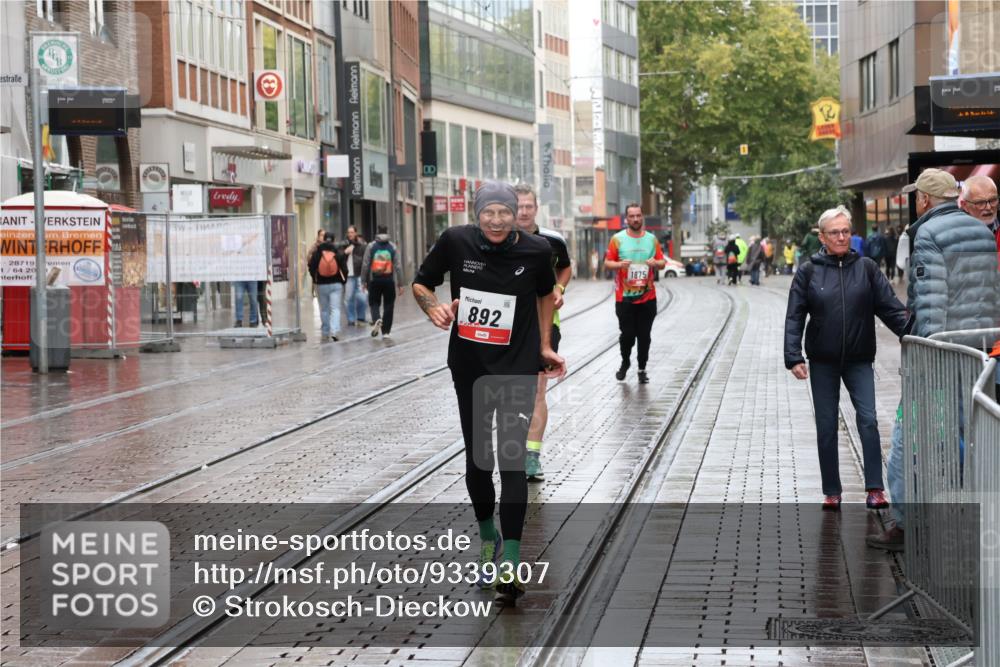 05.10.2025 - 20. swb-Marathon Bremen Strokosch-Dieckow http://msf.ph/oto/9339307 05.10.2025 15:12:58 Ziel 1952 meine-sportfotos.de