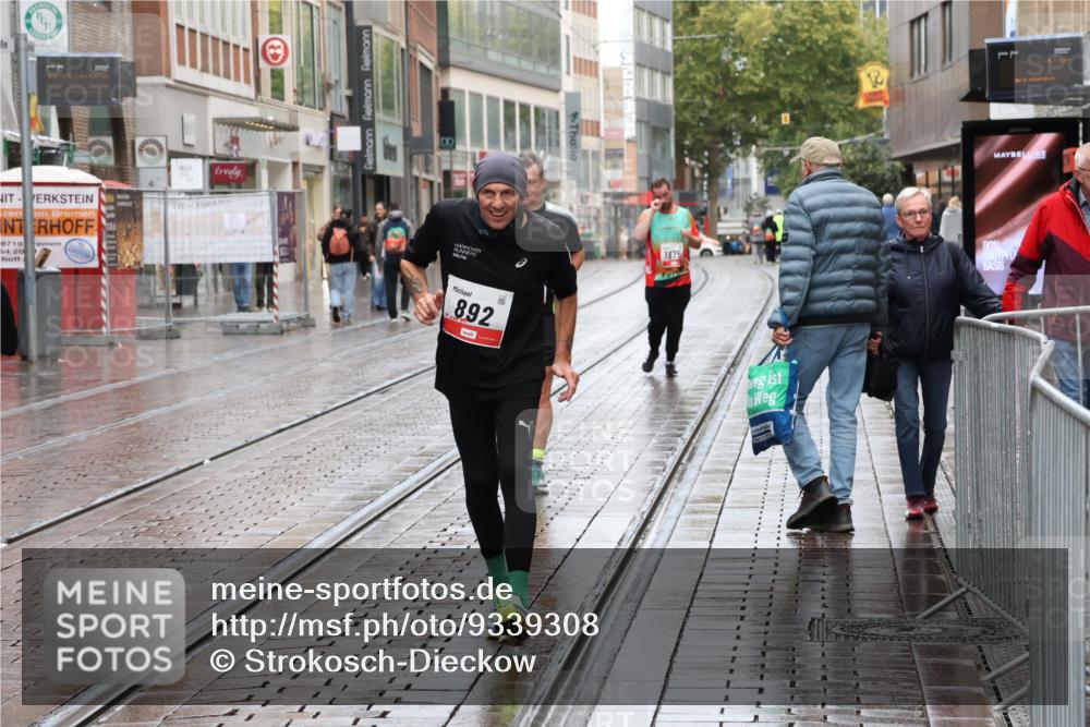 05.10.2025 - 20. swb-Marathon Bremen Strokosch-Dieckow http://msf.ph/oto/9339308 05.10.2025 15:12:58 Ziel 1952 meine-sportfotos.de