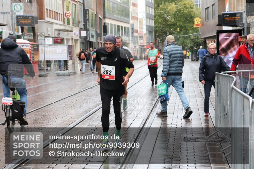 05.10.2025 - 20. swb-Marathon Bremen Strokosch-Dieckow http://msf.ph/oto/9339309 05.10.2025 15:12:59 Ziel 1952 meine-sportfotos.de