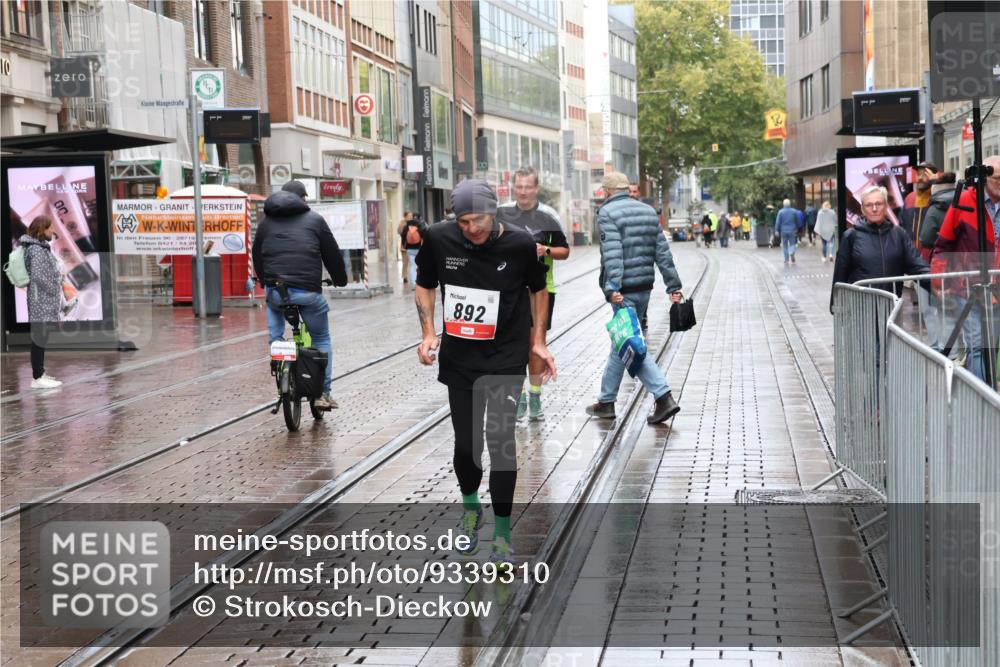 05.10.2025 - 20. swb-Marathon Bremen Strokosch-Dieckow http://msf.ph/oto/9339310 05.10.2025 15:12:59 Ziel 1952 meine-sportfotos.de