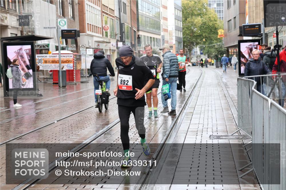 05.10.2025 - 20. swb-Marathon Bremen Strokosch-Dieckow http://msf.ph/oto/9339311 05.10.2025 15:13:00 Ziel 1952 meine-sportfotos.de