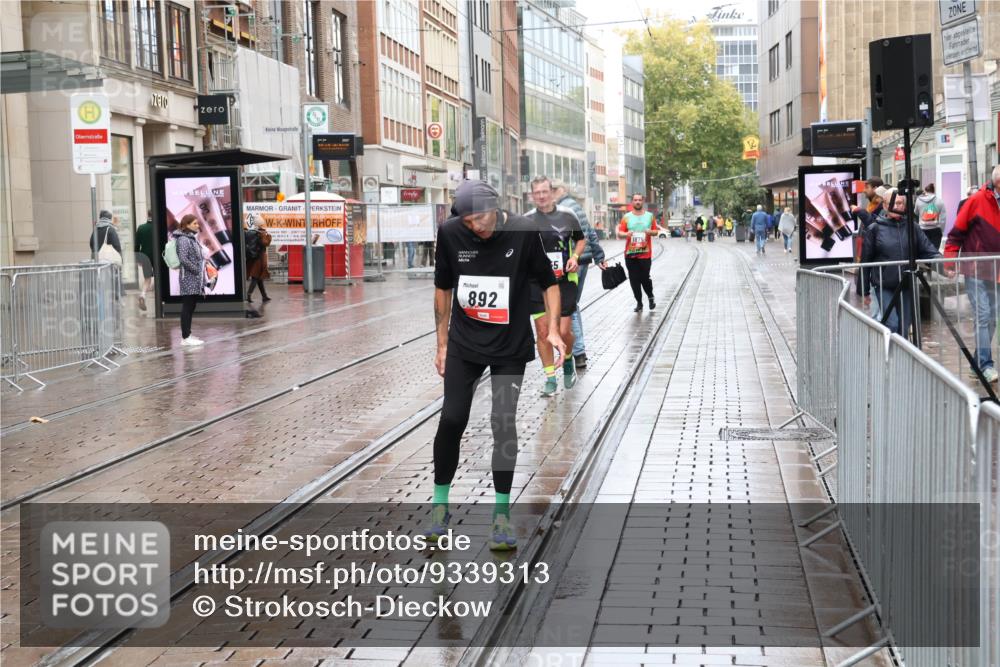 05.10.2025 - 20. swb-Marathon Bremen Strokosch-Dieckow http://msf.ph/oto/9339313 05.10.2025 15:13:00 Ziel 1952 meine-sportfotos.de