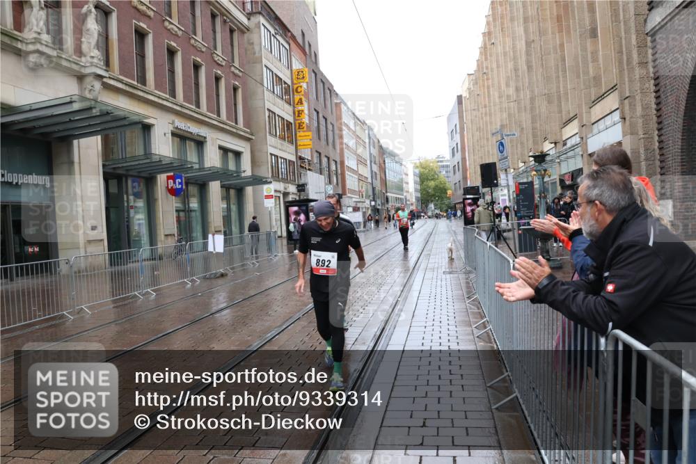05.10.2025 - 20. swb-Marathon Bremen Strokosch-Dieckow http://msf.ph/oto/9339314 05.10.2025 15:13:05 Ziel 892, 1952 meine-sportfotos.de