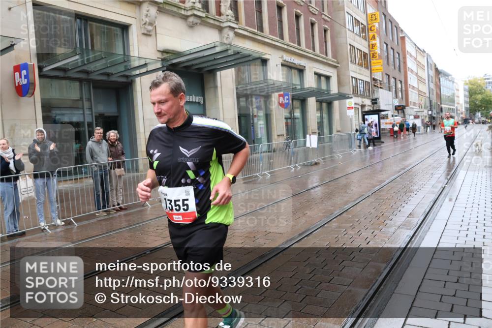 05.10.2025 - 20. swb-Marathon Bremen Strokosch-Dieckow http://msf.ph/oto/9339316 05.10.2025 15:13:08 Ziel 892, 1355 meine-sportfotos.de