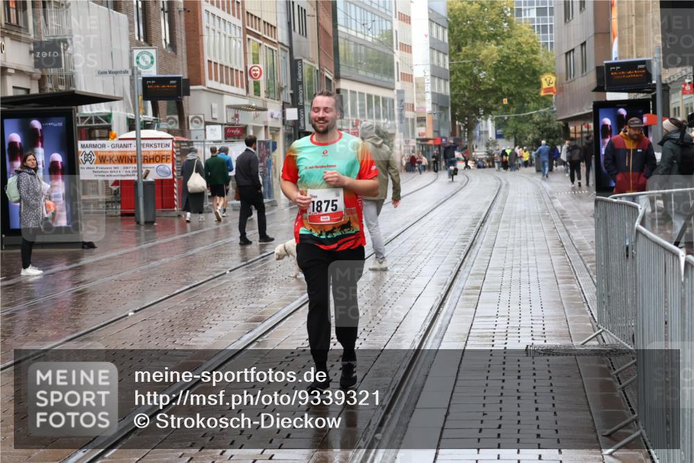 05.10.2025 - 20. swb-Marathon Bremen Strokosch-Dieckow http://msf.ph/oto/9339321 05.10.2025 15:13:10 Ziel 892, 1355, 1875 meine-sportfotos.de