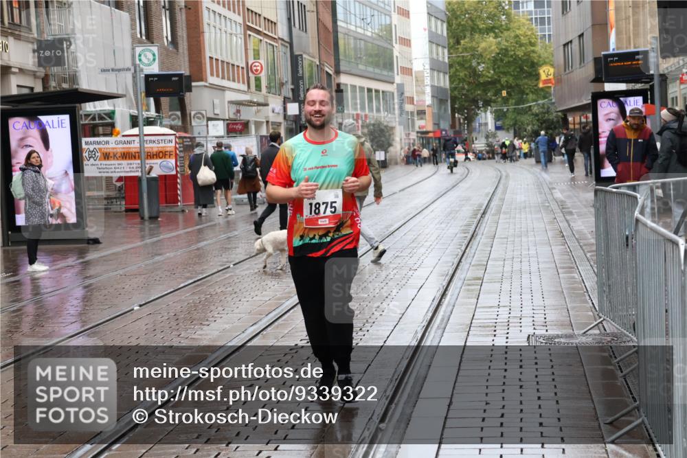 05.10.2025 - 20. swb-Marathon Bremen Strokosch-Dieckow http://msf.ph/oto/9339322 05.10.2025 15:13:11 Ziel 892, 1355, 1875 meine-sportfotos.de