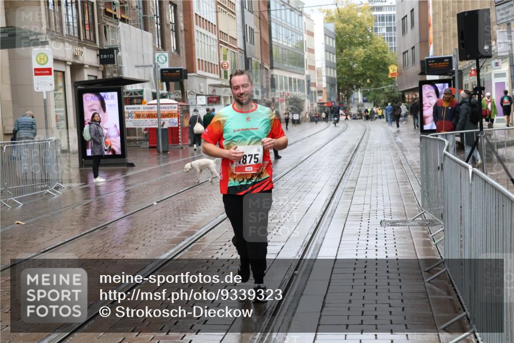 05.10.2025 - 20. swb-Marathon Bremen Strokosch-Dieckow http://msf.ph/oto/9339323 05.10.2025 15:13:12 Ziel 892, 1355, 1875 meine-sportfotos.de