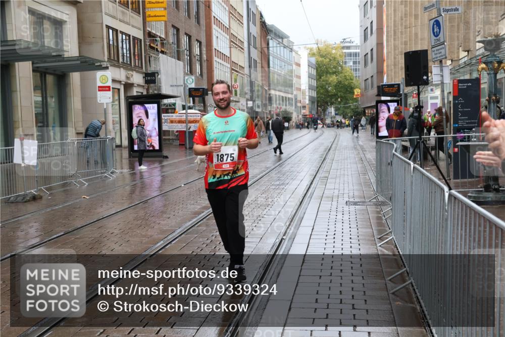 05.10.2025 - 20. swb-Marathon Bremen Strokosch-Dieckow http://msf.ph/oto/9339324 05.10.2025 15:13:12 Ziel 892, 1355, 1875 meine-sportfotos.de