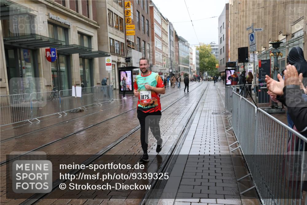 05.10.2025 - 20. swb-Marathon Bremen Strokosch-Dieckow http://msf.ph/oto/9339325 05.10.2025 15:13:13 Ziel 892, 1355, 1875 meine-sportfotos.de
