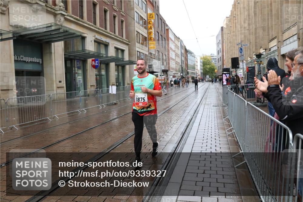 05.10.2025 - 20. swb-Marathon Bremen Strokosch-Dieckow http://msf.ph/oto/9339327 05.10.2025 15:13:13 Ziel 892, 1355, 1875 meine-sportfotos.de