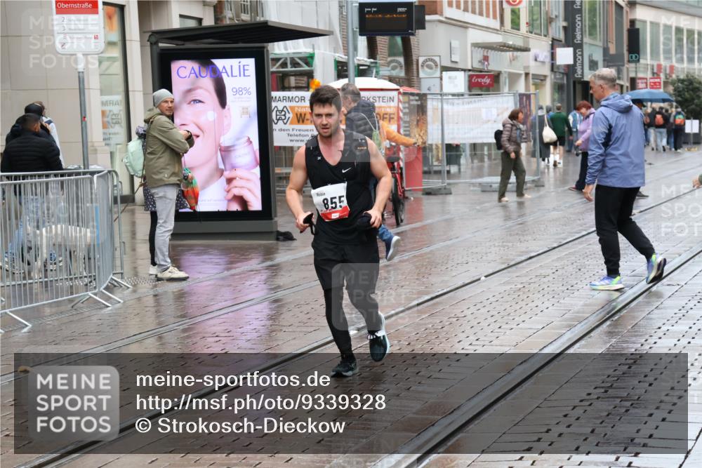 05.10.2025 - 20. swb-Marathon Bremen Strokosch-Dieckow http://msf.ph/oto/9339328 05.10.2025 15:13:45 Ziel 855 meine-sportfotos.de