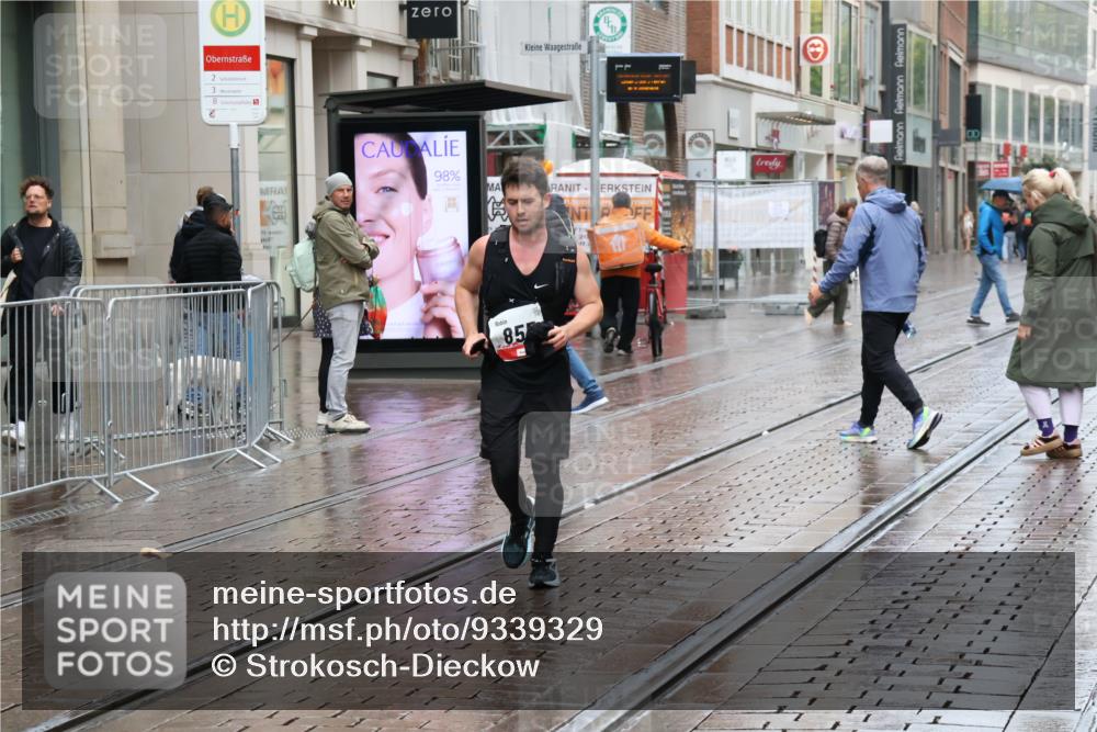 05.10.2025 - 20. swb-Marathon Bremen Strokosch-Dieckow http://msf.ph/oto/9339329 05.10.2025 15:13:46 Ziel 855 meine-sportfotos.de