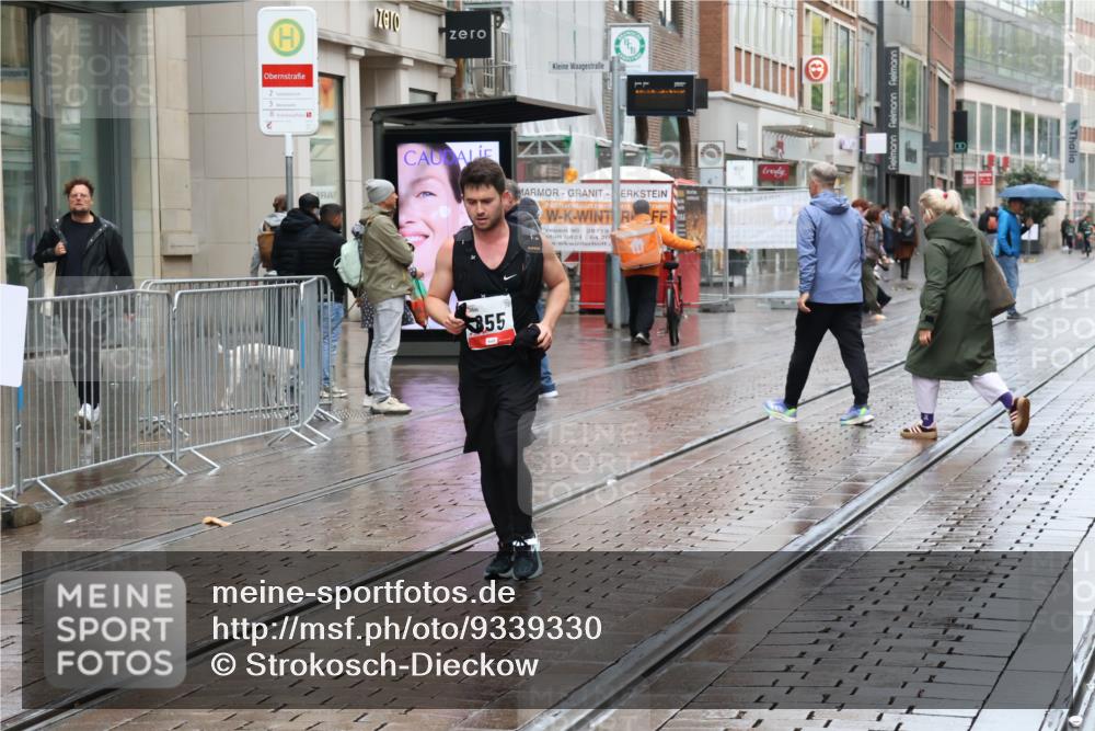 05.10.2025 - 20. swb-Marathon Bremen Strokosch-Dieckow http://msf.ph/oto/9339330 05.10.2025 15:13:46 Ziel 855 meine-sportfotos.de