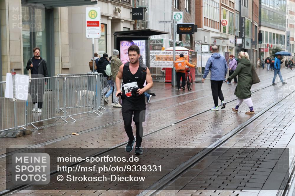 05.10.2025 - 20. swb-Marathon Bremen Strokosch-Dieckow http://msf.ph/oto/9339331 05.10.2025 15:13:47 Ziel 855 meine-sportfotos.de