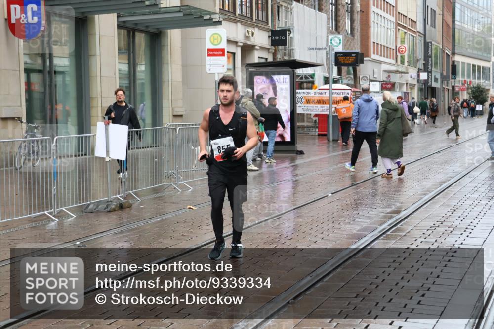 05.10.2025 - 20. swb-Marathon Bremen Strokosch-Dieckow http://msf.ph/oto/9339334 05.10.2025 15:13:47 Ziel 855 meine-sportfotos.de