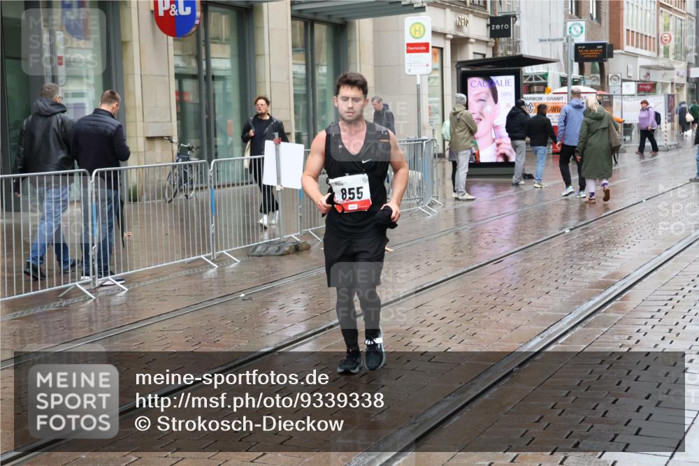 05.10.2025 - 20. swb-Marathon Bremen Strokosch-Dieckow http://msf.ph/oto/9339338 05.10.2025 15:13:48 Ziel 855 meine-sportfotos.de