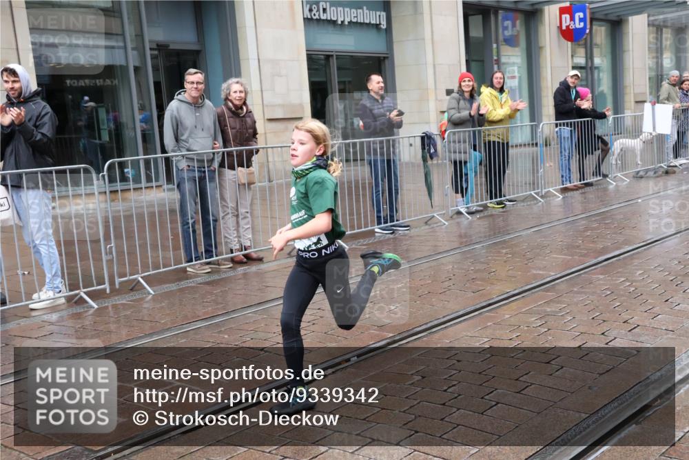 05.10.2025 - 20. swb-Marathon Bremen Strokosch-Dieckow http://msf.ph/oto/9339342 05.10.2025 15:17:32 Ziel  meine-sportfotos.de