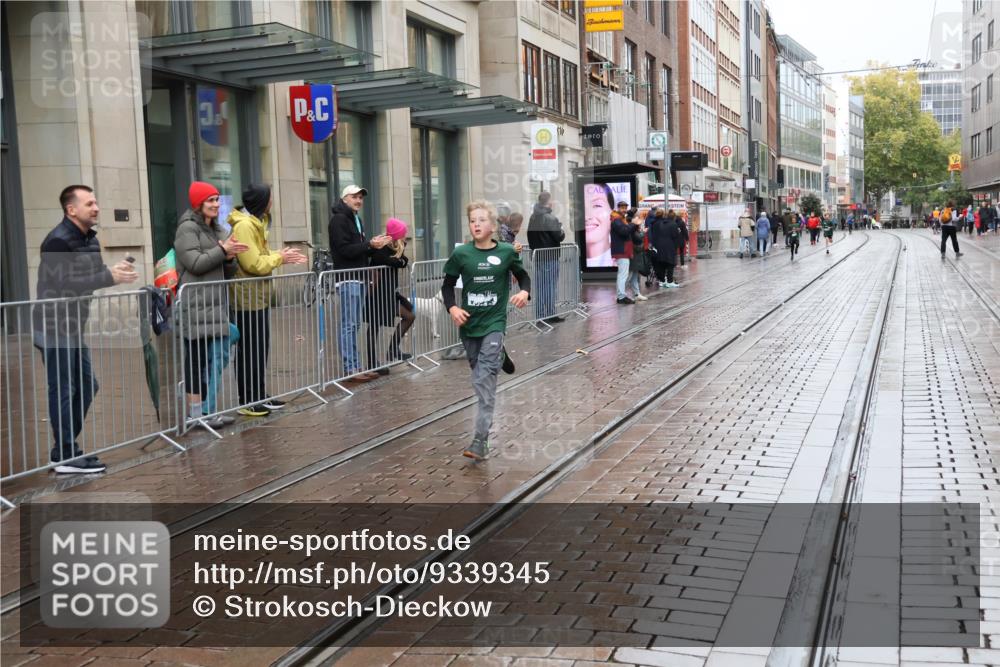 05.10.2025 - 20. swb-Marathon Bremen Strokosch-Dieckow http://msf.ph/oto/9339345 05.10.2025 15:17:41 Ziel 213 meine-sportfotos.de