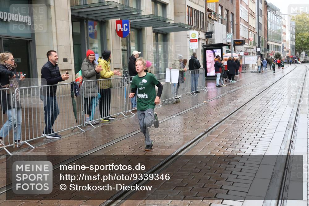 05.10.2025 - 20. swb-Marathon Bremen Strokosch-Dieckow http://msf.ph/oto/9339346 05.10.2025 15:17:41 Ziel 213 meine-sportfotos.de