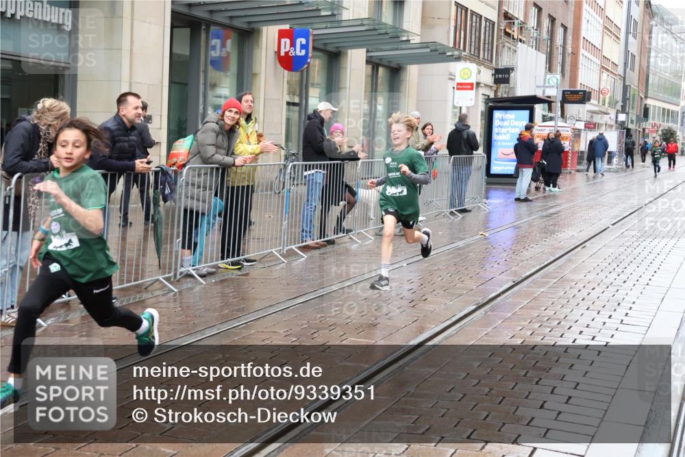 05.10.2025 - 20. swb-Marathon Bremen Strokosch-Dieckow http://msf.ph/oto/9339351 05.10.2025 15:17:50 Ziel 213 meine-sportfotos.de