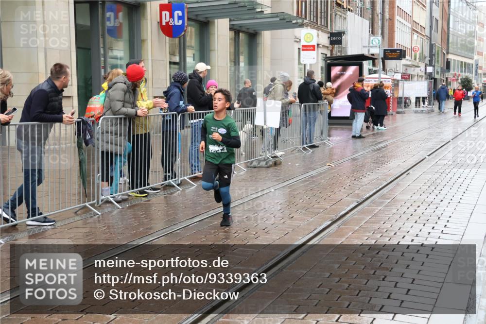 05.10.2025 - 20. swb-Marathon Bremen Strokosch-Dieckow http://msf.ph/oto/9339363 05.10.2025 15:17:59 Ziel 213 meine-sportfotos.de