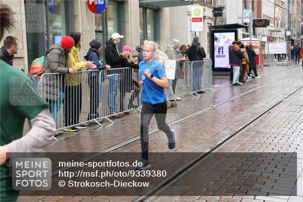 05.10.2025 - 20. swb-Marathon Bremen Strokosch-Dieckow http://msf.ph/oto/9339380 05.10.2025 15:18:08 Ziel  meine-sportfotos.de