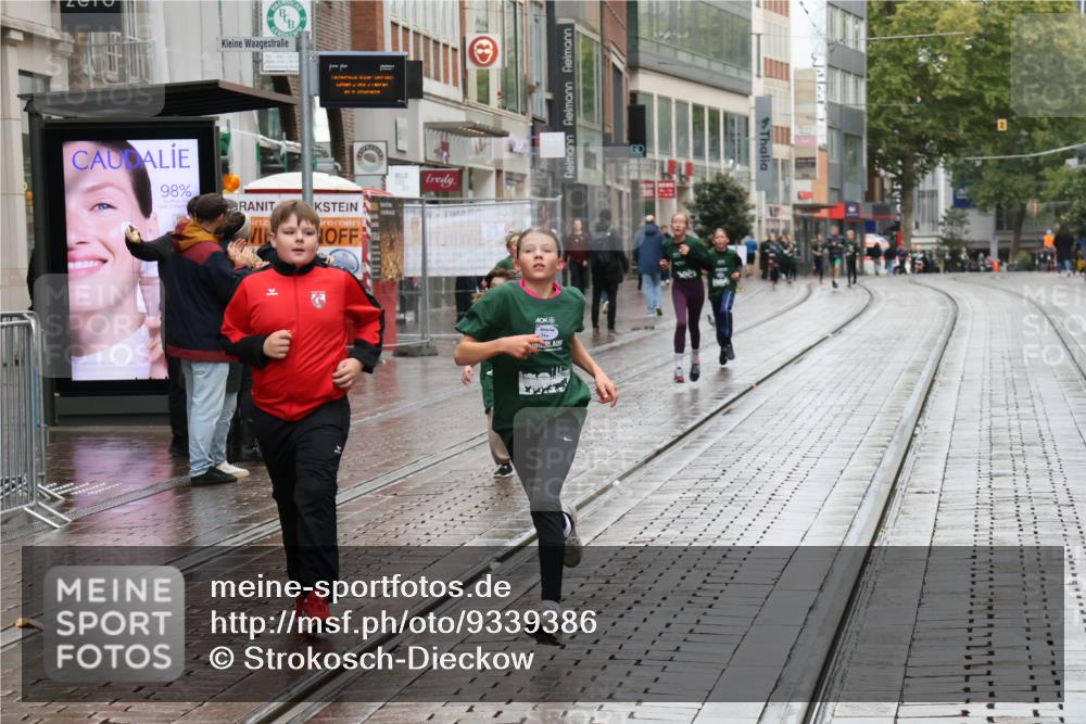 05.10.2025 - 20. swb-Marathon Bremen Strokosch-Dieckow http://msf.ph/oto/9339386 05.10.2025 15:18:17 Ziel  meine-sportfotos.de