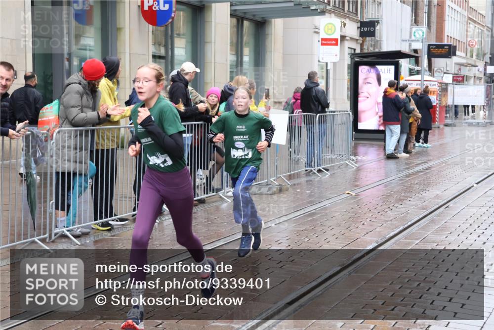 05.10.2025 - 20. swb-Marathon Bremen Strokosch-Dieckow http://msf.ph/oto/9339401 05.10.2025 15:18:25 Ziel  meine-sportfotos.de