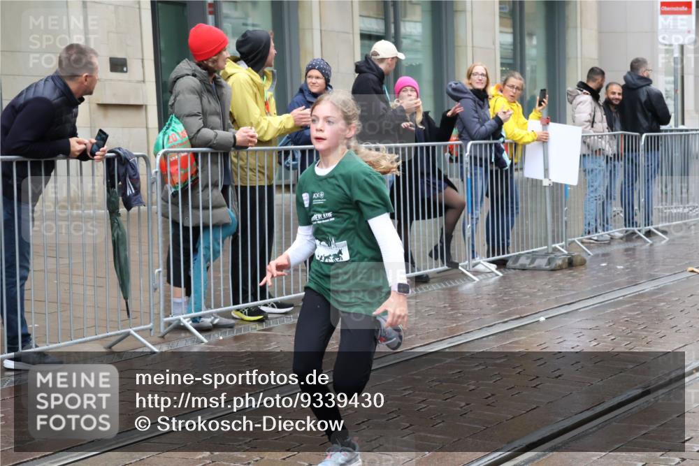 05.10.2025 - 20. swb-Marathon Bremen Strokosch-Dieckow http://msf.ph/oto/9339430 05.10.2025 15:18:55 Ziel  meine-sportfotos.de