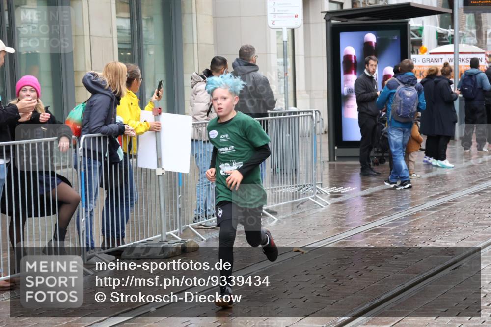 05.10.2025 - 20. swb-Marathon Bremen Strokosch-Dieckow http://msf.ph/oto/9339434 05.10.2025 15:19:00 Ziel  meine-sportfotos.de
