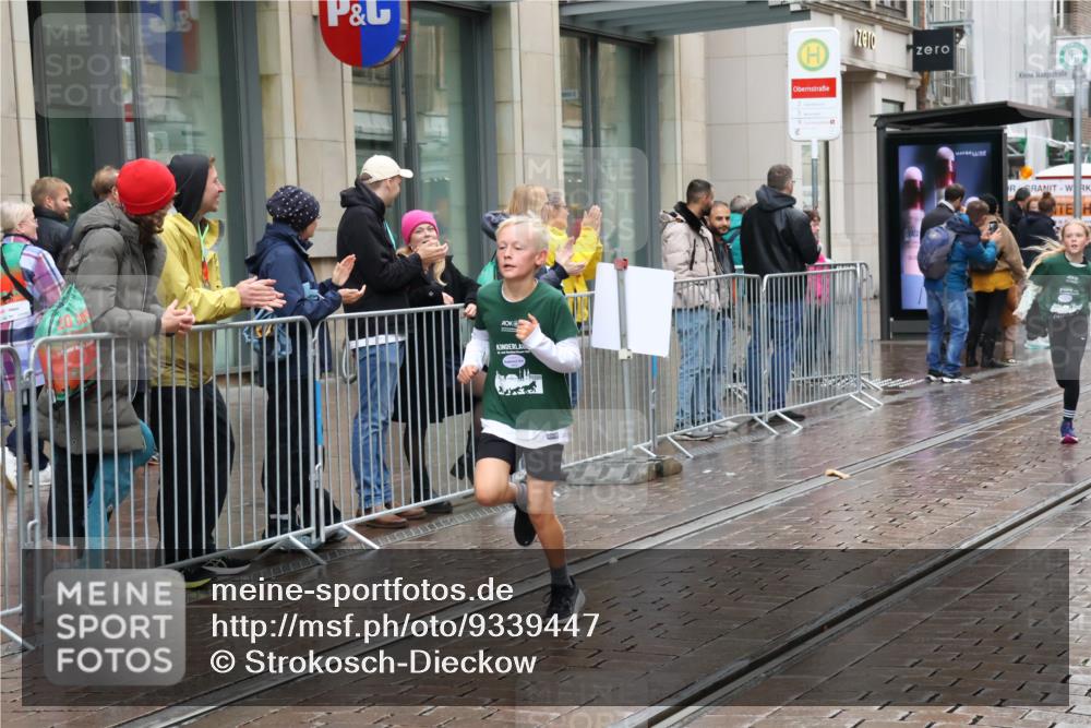 05.10.2025 - 20. swb-Marathon Bremen Strokosch-Dieckow http://msf.ph/oto/9339447 05.10.2025 15:19:09 Ziel  meine-sportfotos.de
