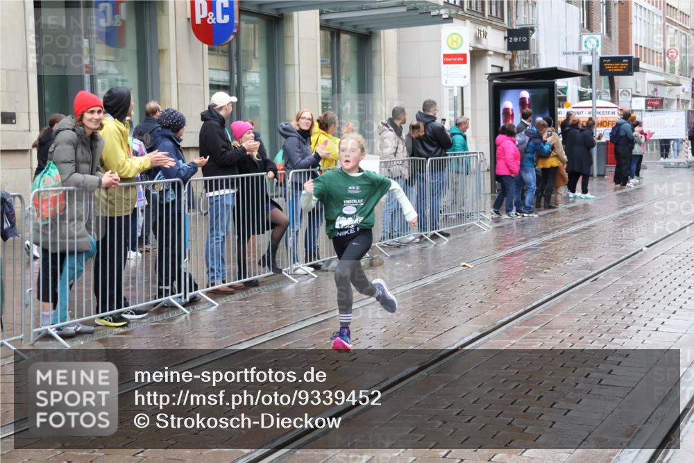 05.10.2025 - 20. swb-Marathon Bremen Strokosch-Dieckow http://msf.ph/oto/9339452 05.10.2025 15:19:11 Ziel  meine-sportfotos.de