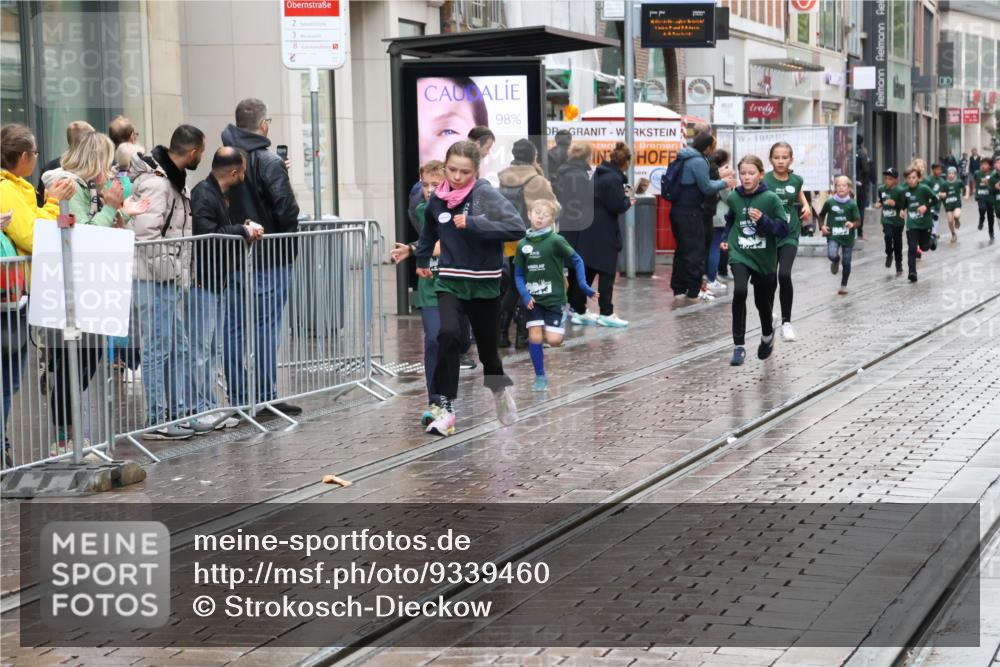 05.10.2025 - 20. swb-Marathon Bremen Strokosch-Dieckow http://msf.ph/oto/9339460 05.10.2025 15:19:19 Ziel  meine-sportfotos.de