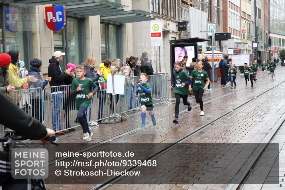 05.10.2025 - 20. swb-Marathon Bremen Strokosch-Dieckow http://msf.ph/oto/9339468 05.10.2025 15:19:21 Ziel  meine-sportfotos.de