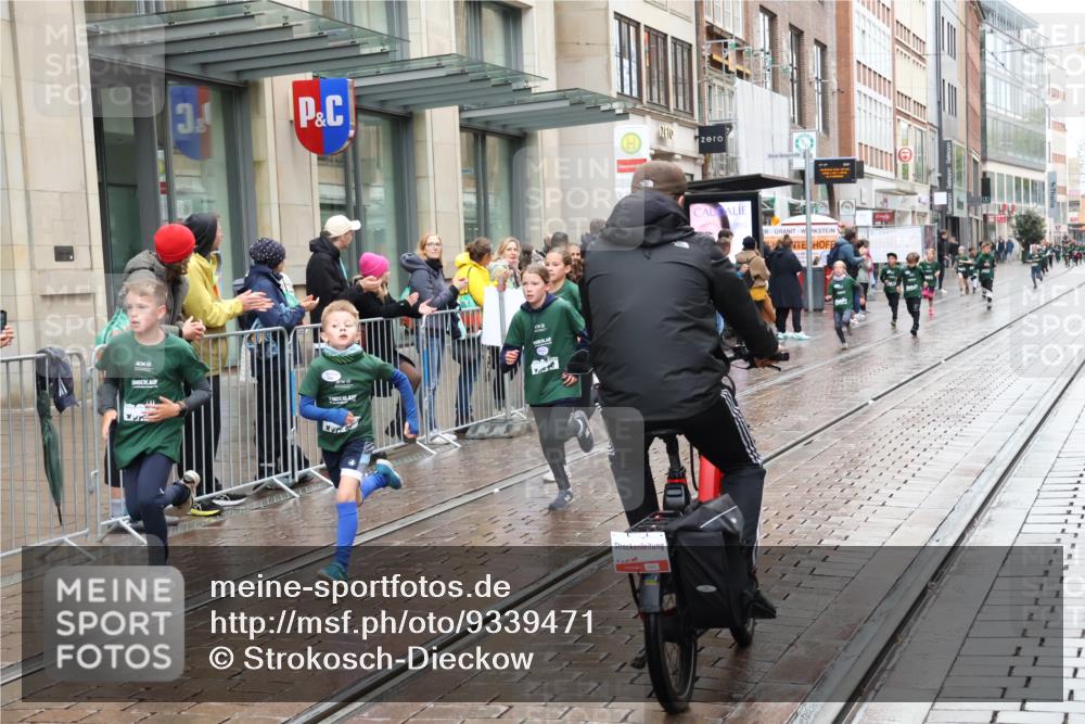 05.10.2025 - 20. swb-Marathon Bremen Strokosch-Dieckow http://msf.ph/oto/9339471 05.10.2025 15:19:22 Ziel  meine-sportfotos.de