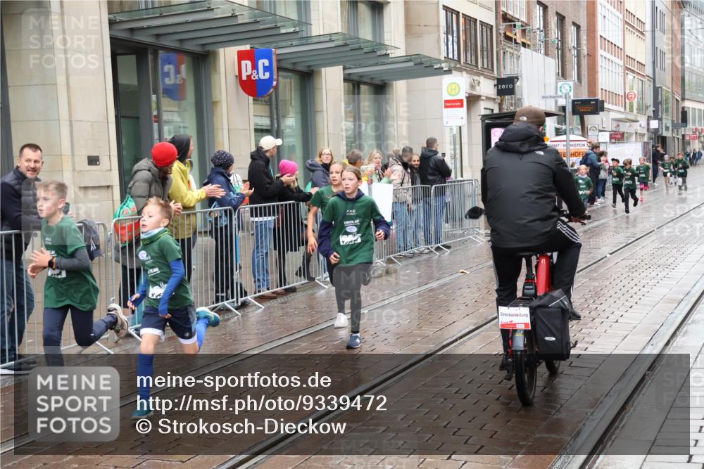 05.10.2025 - 20. swb-Marathon Bremen Strokosch-Dieckow http://msf.ph/oto/9339472 05.10.2025 15:19:23 Ziel  meine-sportfotos.de