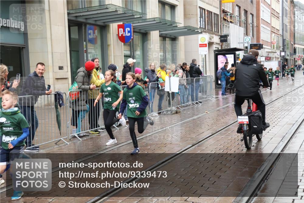 05.10.2025 - 20. swb-Marathon Bremen Strokosch-Dieckow http://msf.ph/oto/9339473 05.10.2025 15:19:23 Ziel  meine-sportfotos.de