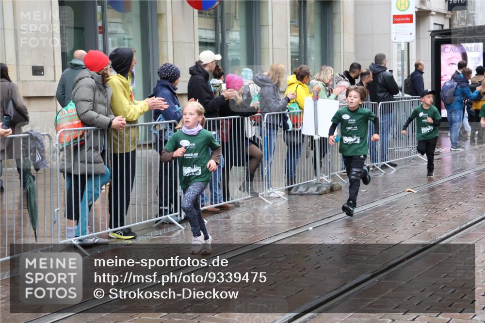 05.10.2025 - 20. swb-Marathon Bremen Strokosch-Dieckow http://msf.ph/oto/9339475 05.10.2025 15:19:27 Ziel  meine-sportfotos.de