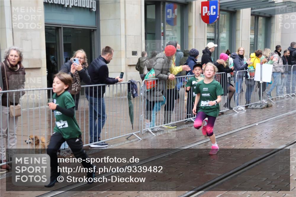 05.10.2025 - 20. swb-Marathon Bremen Strokosch-Dieckow http://msf.ph/oto/9339482 05.10.2025 15:19:30 Ziel  meine-sportfotos.de
