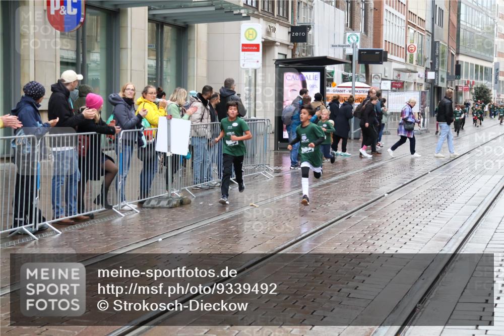 05.10.2025 - 20. swb-Marathon Bremen Strokosch-Dieckow http://msf.ph/oto/9339492 05.10.2025 15:19:33 Ziel  meine-sportfotos.de
