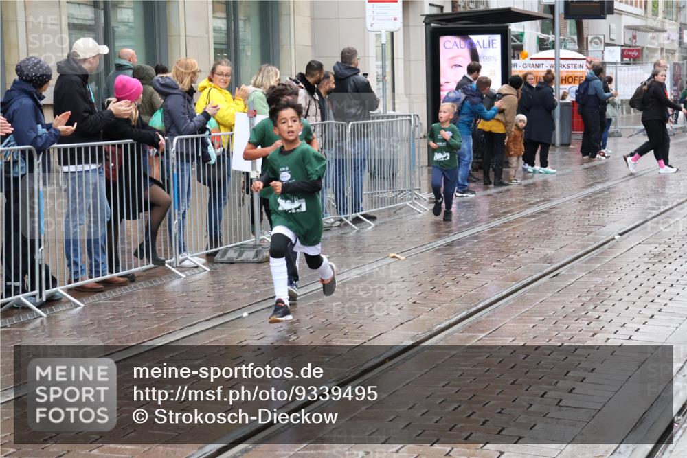 05.10.2025 - 20. swb-Marathon Bremen Strokosch-Dieckow http://msf.ph/oto/9339495 05.10.2025 15:19:34 Ziel  meine-sportfotos.de
