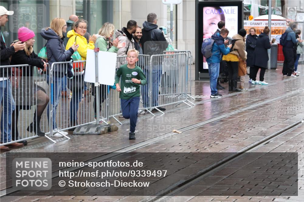 05.10.2025 - 20. swb-Marathon Bremen Strokosch-Dieckow http://msf.ph/oto/9339497 05.10.2025 15:19:36 Ziel  meine-sportfotos.de