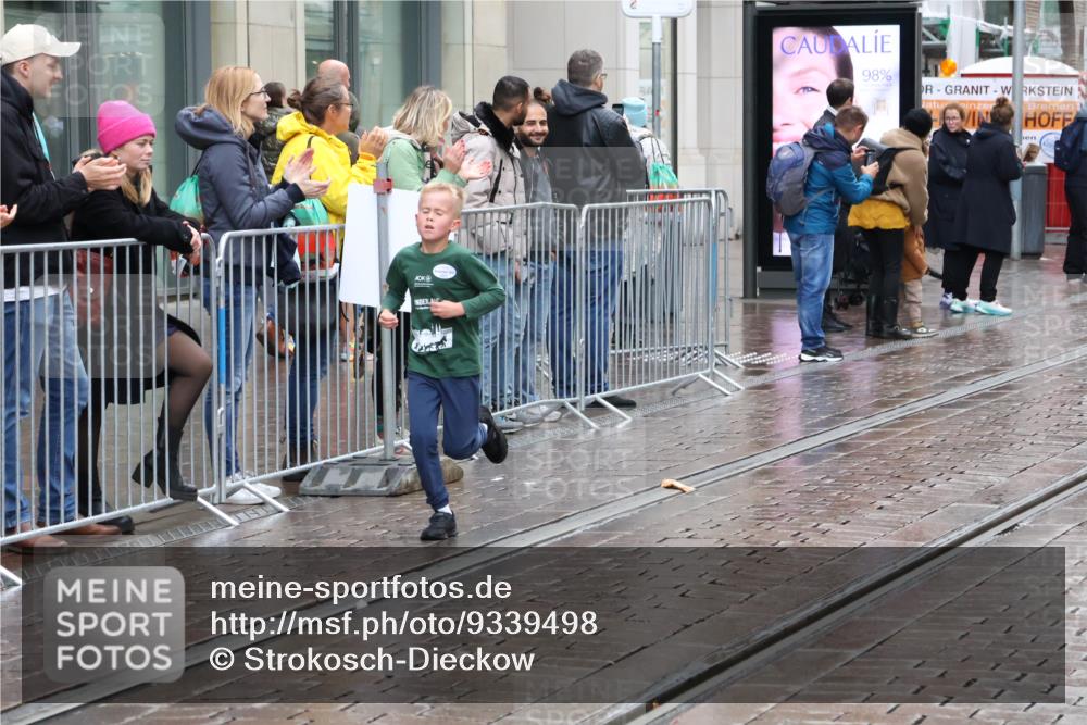 05.10.2025 - 20. swb-Marathon Bremen Strokosch-Dieckow http://msf.ph/oto/9339498 05.10.2025 15:19:36 Ziel  meine-sportfotos.de